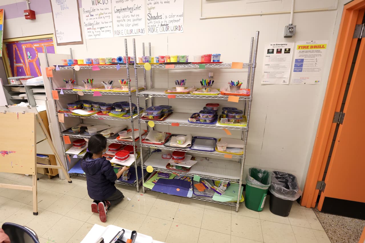 Además, la escuela es de gran ayuda porque muchos padres deben salir a trabajar y no pueden quedarse en casa a cuidar a los niños.