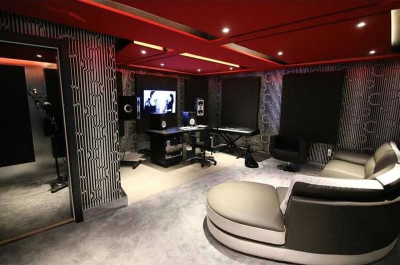 La mansión cuenta con cuatro cuartos, una piscina, cuarto de billar y un armario doble. Pero lo meojr es el estudio de grabación con el que cuenta.