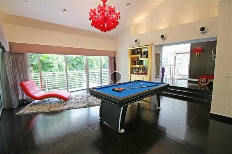 Y si eres fanático del billar, esta mansión cuenta con un cuarto de juego que sería perfecta.