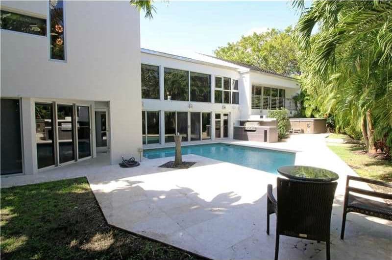 Y bueno, el área del patio cuenta con su piscina, un spa y área de BBQ.