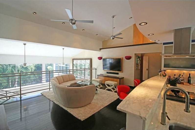 La residencia cuenta con varios lugares disponibles para sentarte y disfrutar de la tranquilidad de la zona exclusiva o ver tu programa favorito en uno de los muchos televisores.