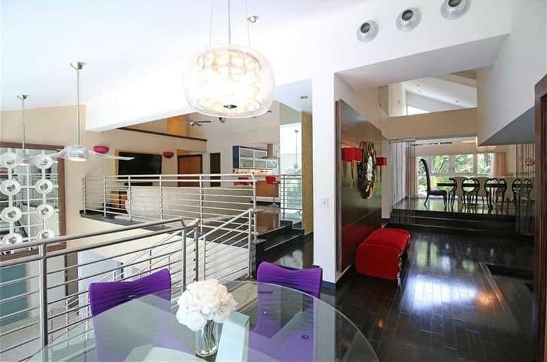 Además cuenta con un comedor informal y otro formal, con una mesa mucho más grande.