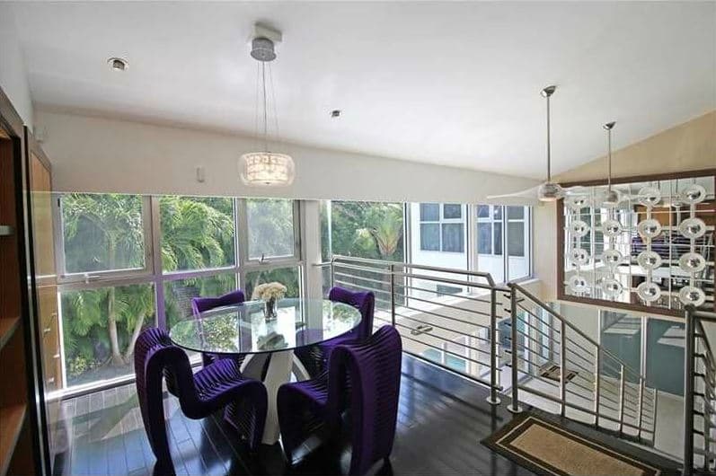 Además cuenta con un comedor informal y otro formal, con una mesa mucho más grande.