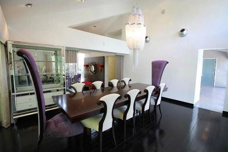 La casa tiene 5,212 pies cuadrados.