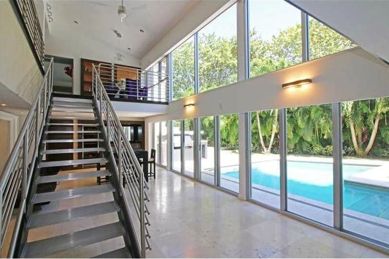 Esta escalera es perfecta para sentarte, disfrutar de un trago y conversar de manera informal con algunos amigos.