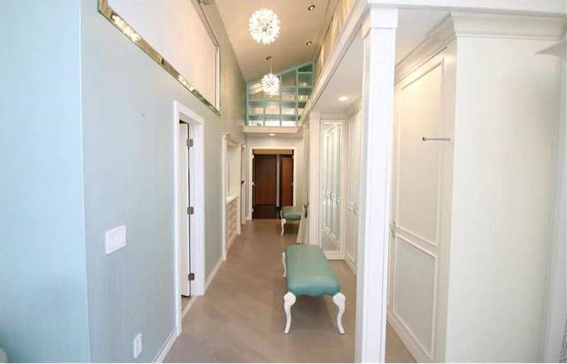 Además cuenta con un 'family room' y largos pasillos.