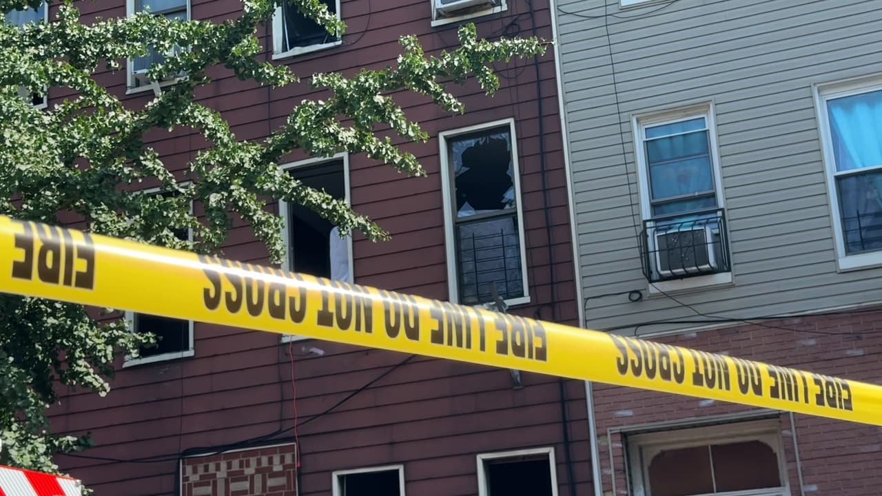 El fuego inició a las 2:50 de la mañana en un edificio de Evergreen Avenue en el área de Bushwick.
