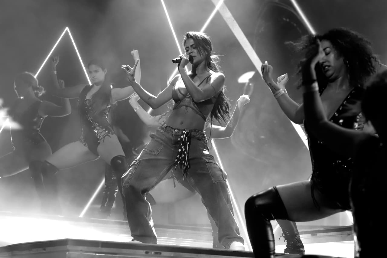 Pocos minutos después, debido a la energía que impone a su presentación, tuvo que recogérselo.