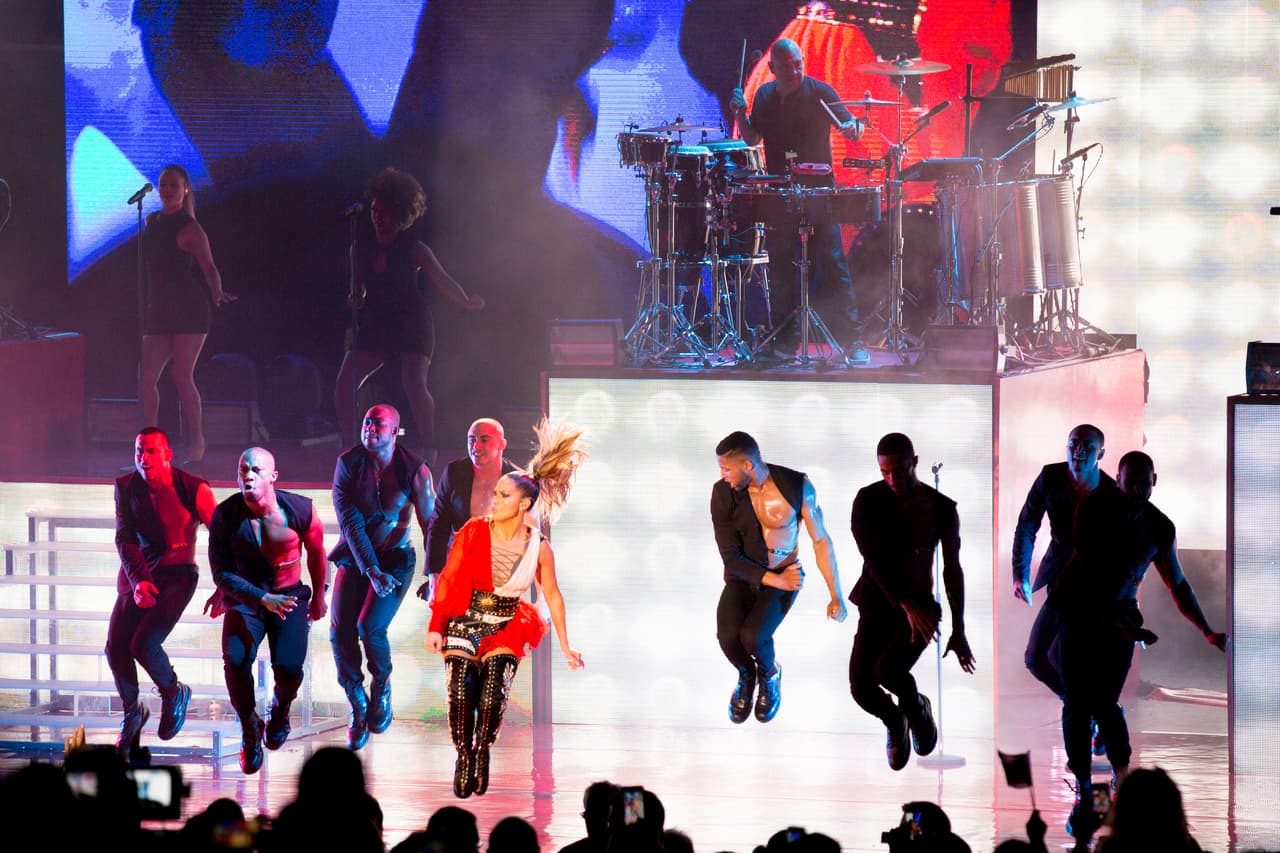 Jennifer López, rodeada de media docena de bailarines, danzaba y cantaba con su micrófono adornado también con brillantes.