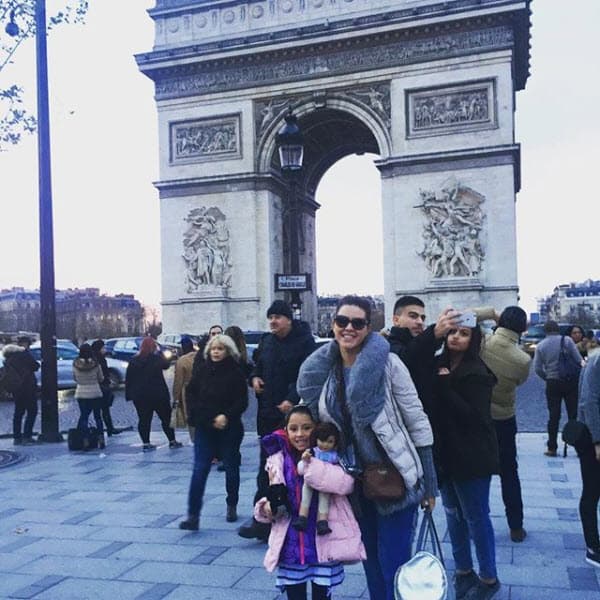 Ambas comparten el gusto por viajar, en esta imagen posaron para la cámara desde París, Francia.