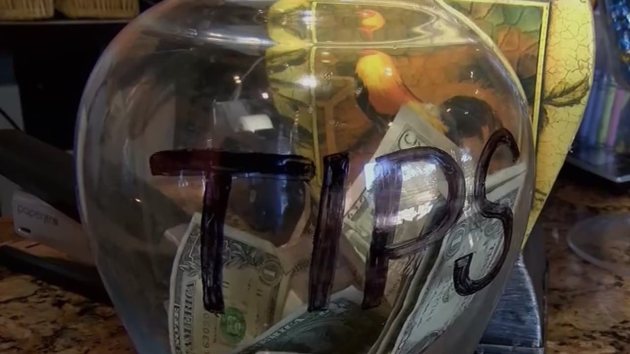 Legisladores estatales analizan una propuesta para eliminar impuestos sobre las propinas