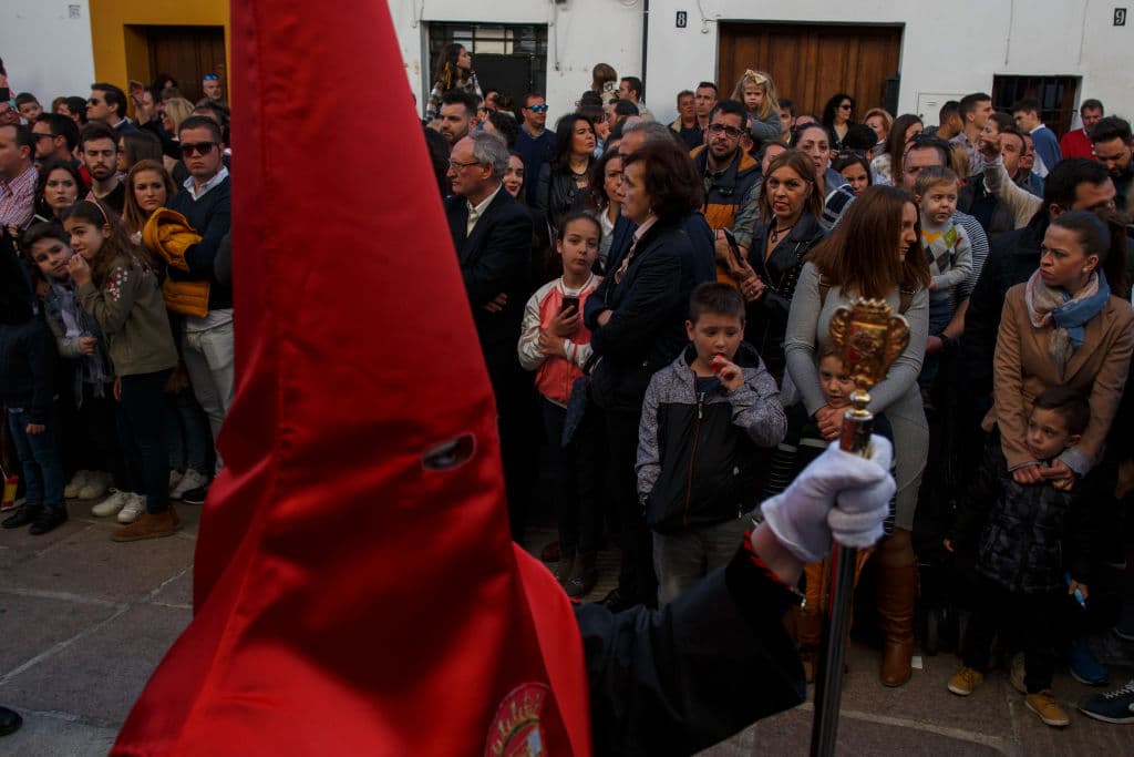 En Córdoba, España, como es costumbre española, iniciaron procesiones de Semana Santa desde el miércoles. Locales y turistas presencian a gente encapuchada recorrer las calles.