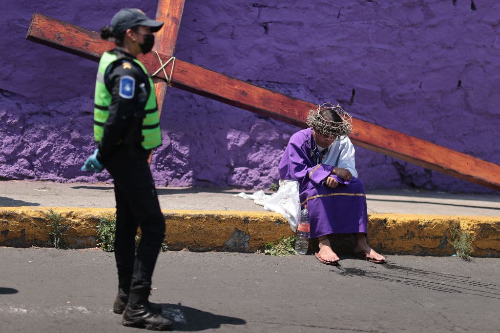 El tradicional viacrucis de
<b>Iztapalapa, en México,</b> se realizó por primera vez en la historia sin público y fue transmitido en vivo por internet.