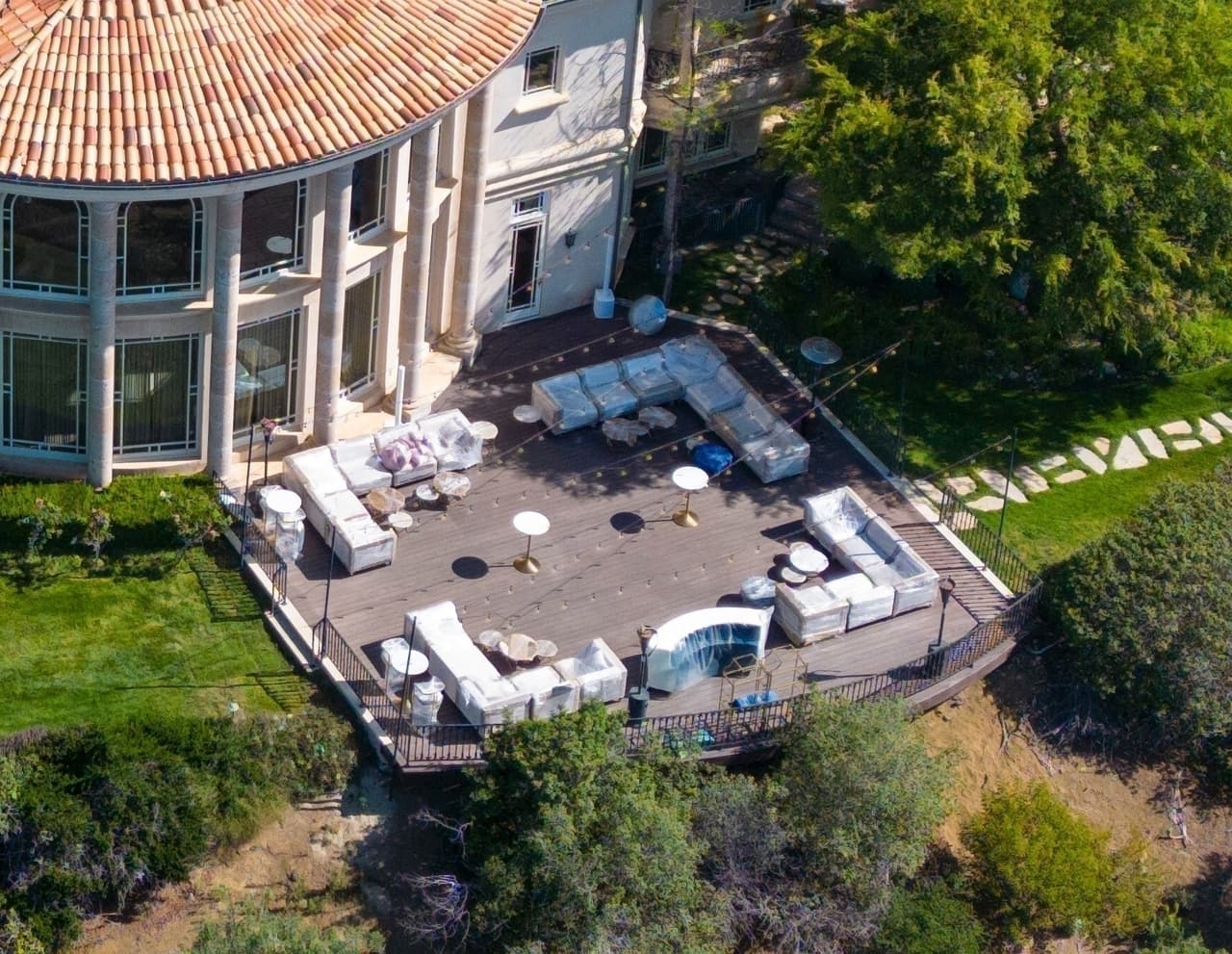 La enorme carpa cubierta con telas permitió que la pareja y sus invitados disfrutaran de la intimidad de sus nupcias sin la presencia de los paparazzis. No obstante, la boda también contó con una sección al aire libre.