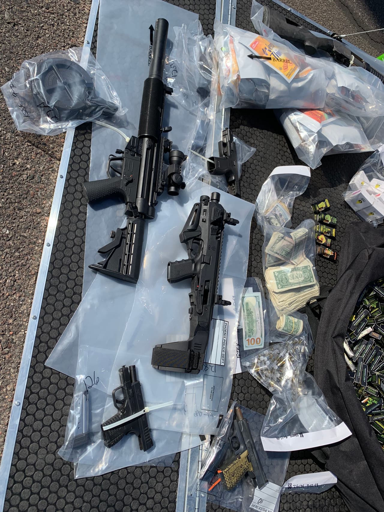 Según las autoridades, los detectives recibieron información sobre la operación ilegal de marihuana y cartuchos de vapor de THC en una residencia de Phoenix ubicada en 2318 West Via Perugia. Los detectives de MCSO, con la asistencia de Phoenix PD, llevaron a cabo vigilancia en la residencia durante varios días.
<br>