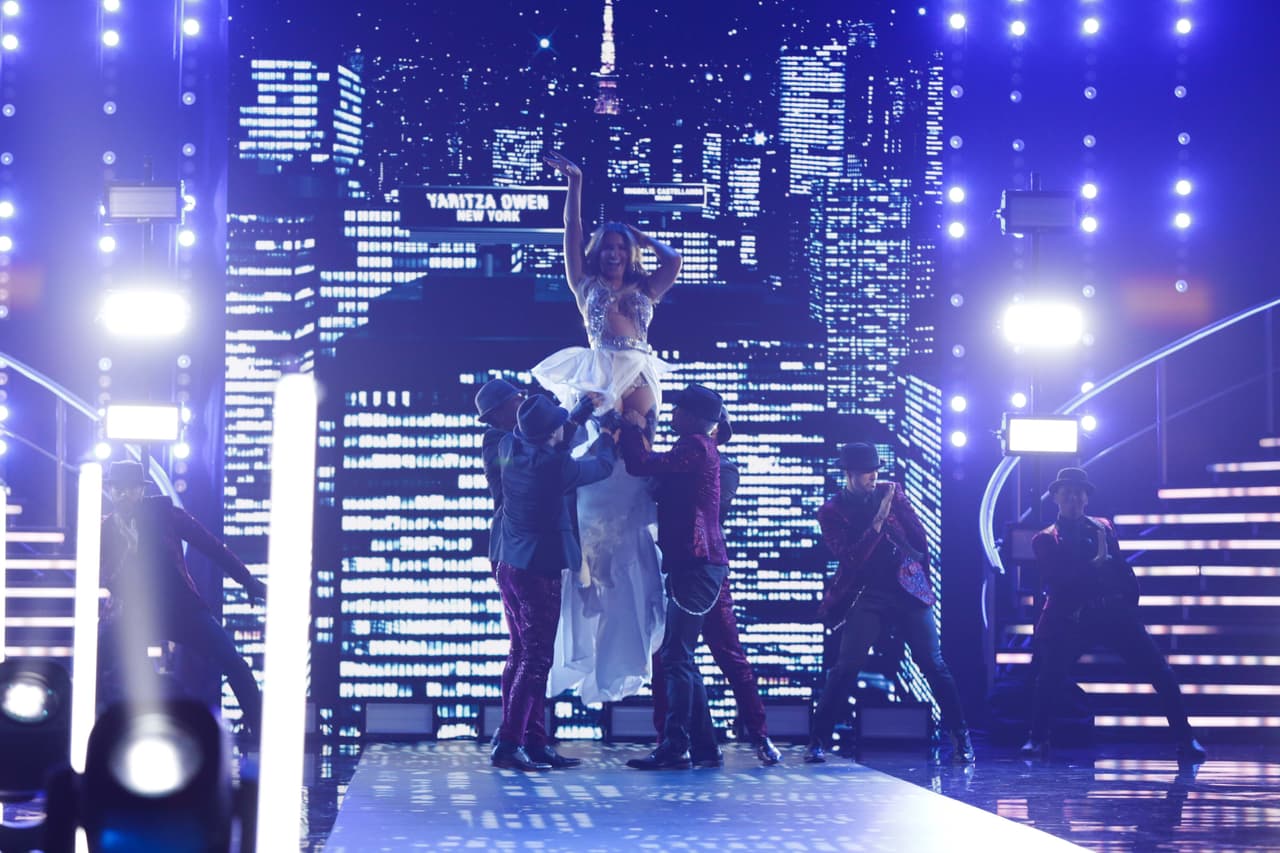 La primera en salir al escenario fue Migbelis, la venezolana que ha encantado al jurado de Nuestra Belleza Latina.