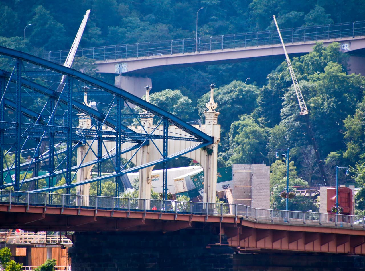 <b>Puesto 6: Pennsylvania.</b> Tiene el 27,3% de las carreteras en mal estado. 16.6% de los puentes en Pennsylvania necesitan ser reemplazados o reparados (más del doble de la media nacional). Este tipo de estructuras son 15 años más antiguas en este estado que el promedio nacional y necesitan modernizarse. Hubo 236 descarrilamientos entre 2015 y 2019, 4.6 por cada 100,000 millas de vías.