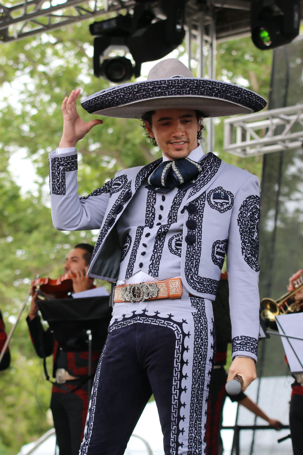 Alex Fernández bautizó al público que lo fue a ver como sus “padrinos", pues esta era su primera presentación en Estados Unidos: "Estoy muy contento”, dijo Alex antes de pedirles que la pasaran increíble, pidieran un trago, la pasaran mejor todavía "y que canten conmigo, por favor, todas las canciones”. Interpretó su exitoso tema 'Te amaré', además de 'Qué bonita es esta vida'.