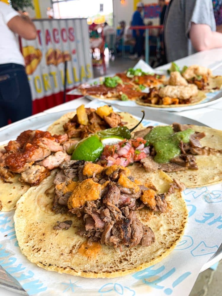 <b>Chido Taco</b>
<br>Dirección: 2330 Bale St, Ste 100. Raleigh, NC. 27608
<br>Teléfono: (919) 594-1930
<br>Sitio web:
<a href="http://chidotaco.com">http://chidotaco.com</a>
<br>
<b><a href="https://www.yelp.com/map/chido-taco-raleigh">Cómo llegar</a></b>
<br>
<br>En Yelp, los dueños aseguran que ofrecen “tacos estilo callejero, aptos para vegetarianos y veganos, con tortillas caseras, margaritas recién exprimidas y aguas frescas”.