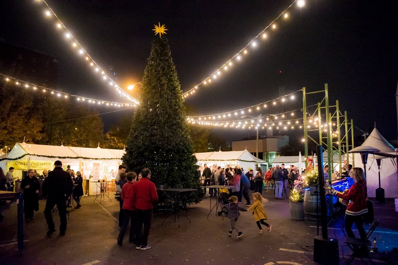 <b><a href="https://goo.gl/maps/jg1MXRhZ9t1NrfNw6" target="_blank">Charlotte</a></b>. Romare Bearden Park se convierte en el Charlotte Christmas Village cada año y ofrece comidas especiales como strudel, bratwurst, chucrut, nueces tostadas, Lebkuchen (pan de jengibre), galletas de mantequilla de almendras y el vino especiado con especias conocido como gluwhein, así como adornos navideños. y decoración, artesanía, juguetes y otros productos hechos a mano. Los visitantes también pueden disfrutar de actuaciones y música alemana en vivo, películas navideñas para familias y, por supuesto, una visita a Santa.