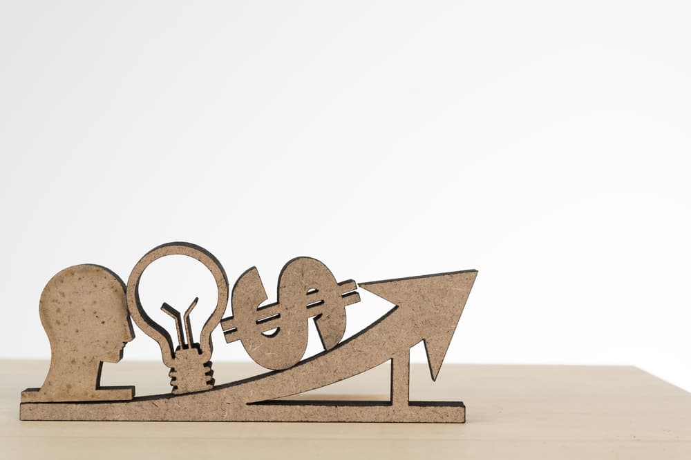 Después de unos días, una vez ocurra el plenilunio del 15 en tu signo opuesto, empezarás a notar cambios muy positivos en tu economía, pero por el momento no hay grandes transformaciones. Lo importante es que siempre mantengas tu confianza en ti mismo y no te desalientes por ningún revés