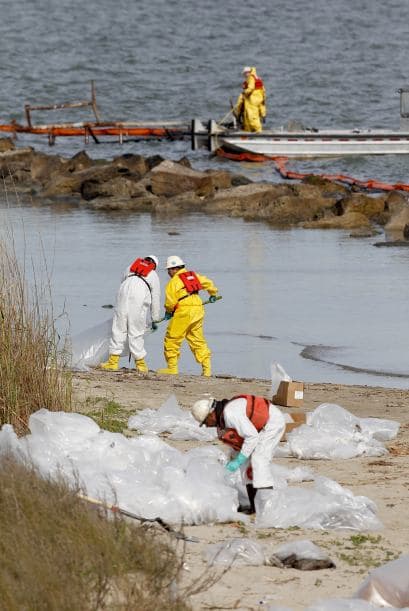 Continúan las labores de limpieza tras derrame de petróleo