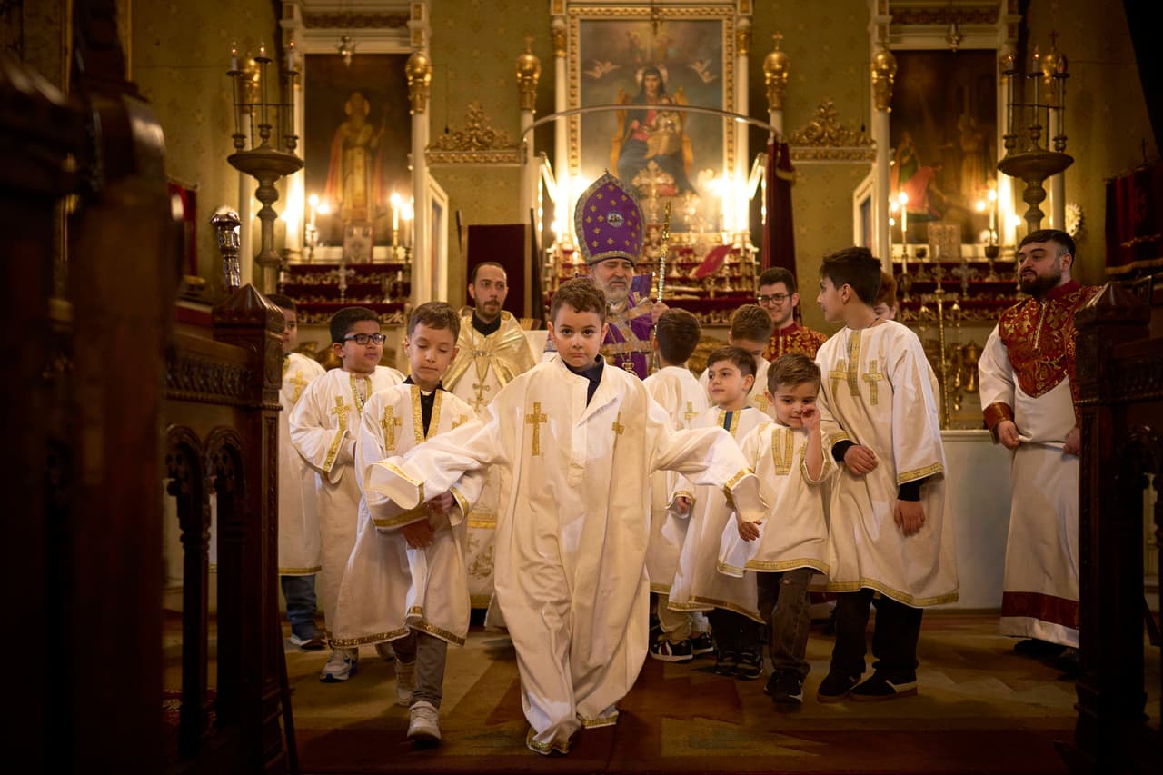 Niños se retiran después de posar para una foto con el arzobispo Datev Hagopian, durante un servicio religioso del Jueves Santo, en la Catedral Armenia de Bucarest, Rumania, el jueves 17 de abril de 2025.
<br>
<br>
<b>También influyen factores geopolíticos. La guerra en Ucrania ha tensado las relaciones dentro del mundo ortodoxo, especialmente entre la Iglesia ortodoxa rusa y otras iglesias nacionales, </b>lo que dificulta alcanzar una posición común respecto a la Pascua y otras cuestiones de fe compartida.
<br>