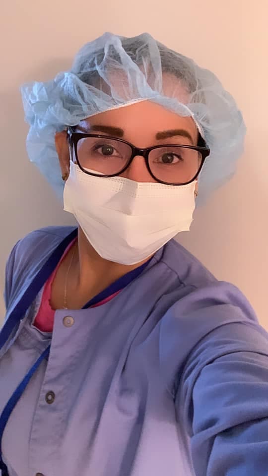 Albarote Pedro técnica de atención al paciente trabaja en un hospicio en medio de la pandemia.