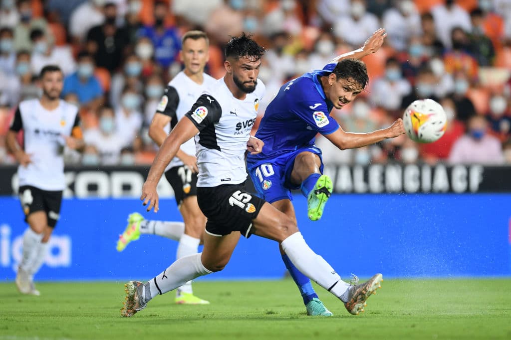 El solitario gol de Carlos Soler desde los once pasos le da la victoria 1-0 a Valencia sobre Getafe.