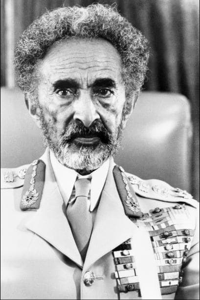 Tafari Makonnen: Mejor conocido como Haile Selassie I fue el último emperador de Etiopía. Murió en 1975 por causas que todavía son debatidas. Hasta 1992 su cuerpo fue desenterrado y trasladado a la Catedral de la Santísima Trinidad en Addis Ababa, donde se celebró su funeral ocho años después. Sin embargo, muchos rastafaris creen que ese cadáver no es el de Selassie.