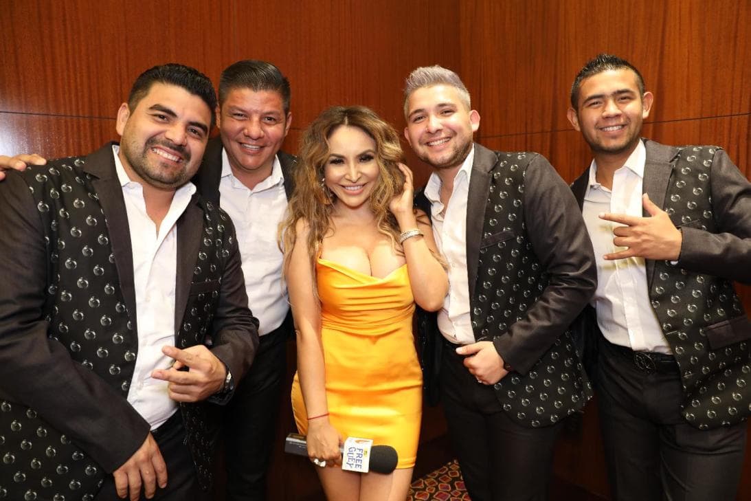 Por ejemplo, el año pasado ella lo celebró rodeada de los integrantes de La Original Banda El Limón.