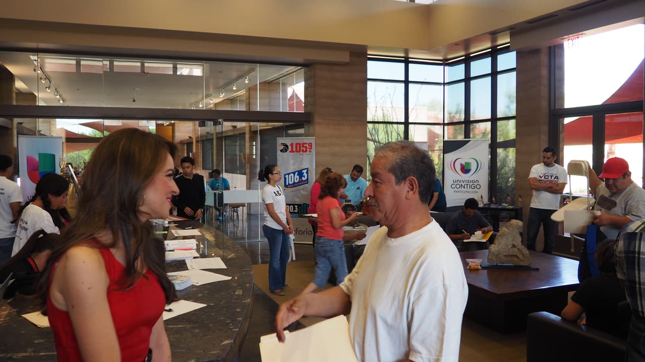 Todo un éxito fue el taller de ciudadanía de Univisión Arizona y Mi Familia Vota, donde unas 250 familias decidieron construir un mejor futuro para ellos, sus familias y la comunidad, comenzando el proceso para naturalizarse, y todo fue completamente gratis. Los asistentes no dudaron en venir a las instalaciones del canal para recibir ayuda con sus trámites de solicitudes de ciudadanía vía petición de naturalización.