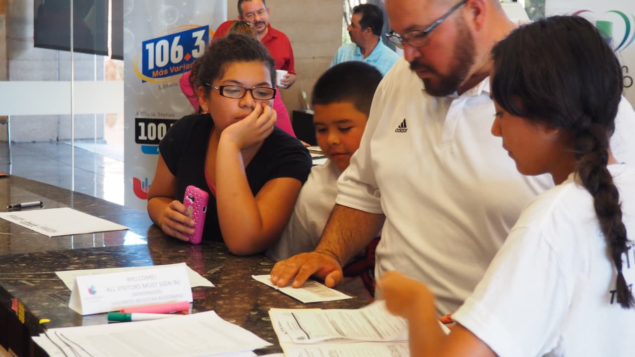 Todo un éxito fue el taller de ciudadanía de Univisión Arizona y Mi Familia Vota, donde unas 250 familias decidieron construir un mejor futuro para ellos, sus familias y la comunidad, comenzando el proceso para naturalizarse, y todo fue completamente gratis. Los asistentes no dudaron en venir a las instalaciones del canal para recibir ayuda con sus trámites de solicitudes de ciudadanía vía petición de naturalización.
