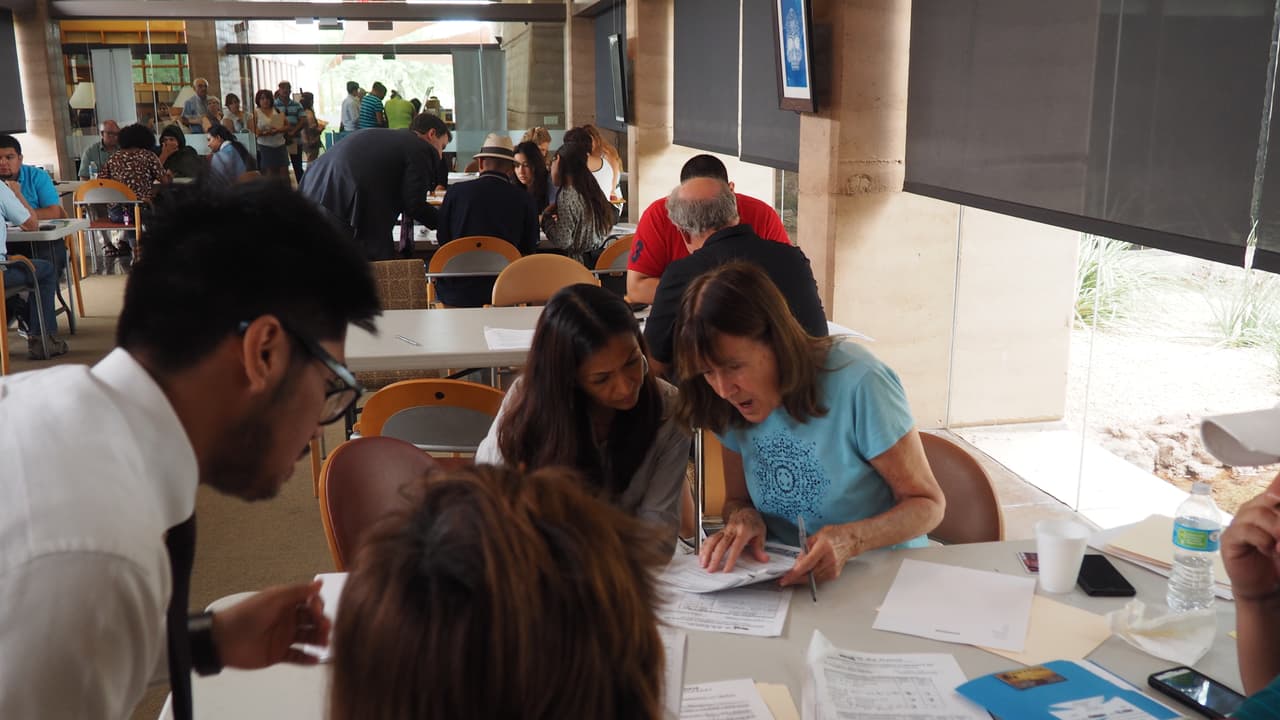 Todo un éxito fue el taller de ciudadanía de Univisión Arizona y Mi Familia Vota, donde unas 250 familias decidieron construir un mejor futuro para ellos, sus familias y la comunidad, comenzando el proceso para naturalizarse, y todo fue completamente gratis. Los asistentes no dudaron en venir a las instalaciones del canal para recibir ayuda con sus trámites de solicitudes de ciudadanía vía petición de naturalización.