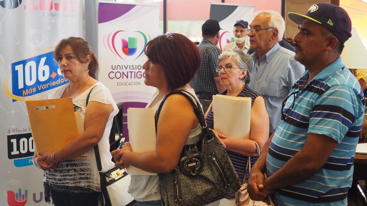 Todo un éxito fue el taller de ciudadanía de Univisión Arizona y Mi Familia Vota, donde unas 250 familias decidieron construir un mejor futuro para ellos, sus familias y la comunidad, comenzando el proceso para naturalizarse, y todo fue completamente gratis. Los asistentes no dudaron en venir a las instalaciones del canal para recibir ayuda con sus trámites de solicitudes de ciudadanía vía petición de naturalización.