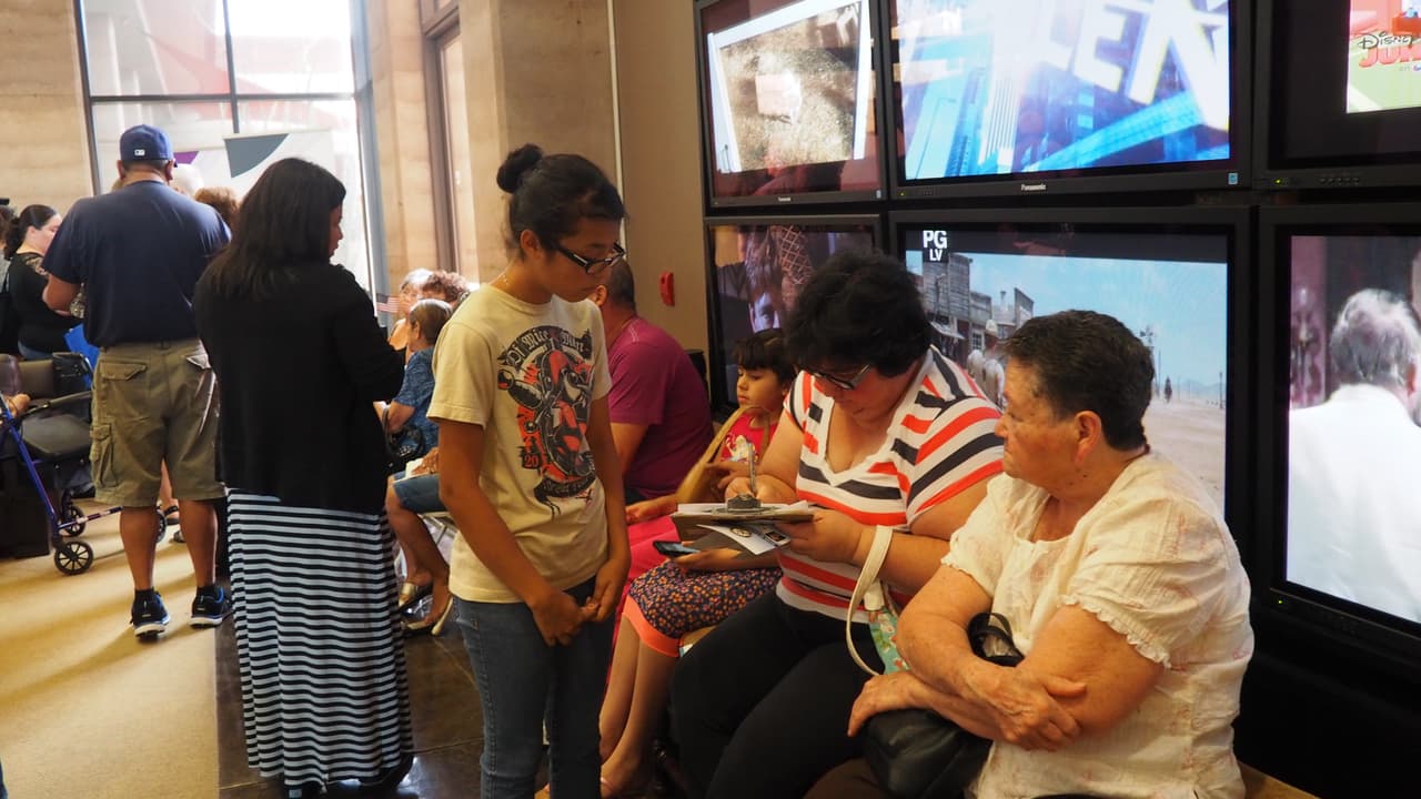 Todo un éxito fue el taller de ciudadanía de Univisión Arizona y Mi Familia Vota, donde unas 250 familias decidieron construir un mejor futuro para ellos, sus familias y la comunidad, comenzando el proceso para naturalizarse, y todo fue completamente gratis. Los asistentes no dudaron en venir a las instalaciones del canal para recibir ayuda con sus trámites de solicitudes de ciudadanía vía petición de naturalización.