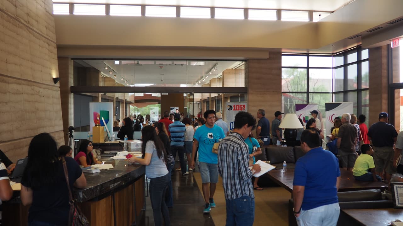 Todo un éxito fue el taller de ciudadanía de Univisión Arizona y Mi Familia Vota, donde unas 250 familias decidieron construir un mejor futuro para ellos, sus familias y la comunidad, comenzando el proceso para naturalizarse, y todo fue completamente gratis. Los asistentes no dudaron en venir a las instalaciones del canal para recibir ayuda con sus trámites de solicitudes de ciudadanía vía petición de naturalización.