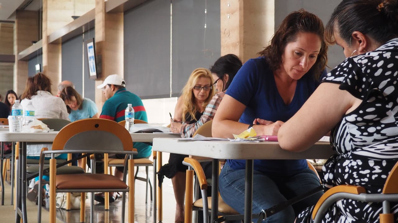 Todo un éxito fue el taller de ciudadanía de Univisión Arizona y Mi Familia Vota, donde unas 250 familias decidieron construir un mejor futuro para ellos, sus familias y la comunidad, comenzando el proceso para naturalizarse, y todo fue completamente gratis. Los asistentes no dudaron en venir a las instalaciones del canal para recibir ayuda con sus trámites de solicitudes de ciudadanía vía petición de naturalización.