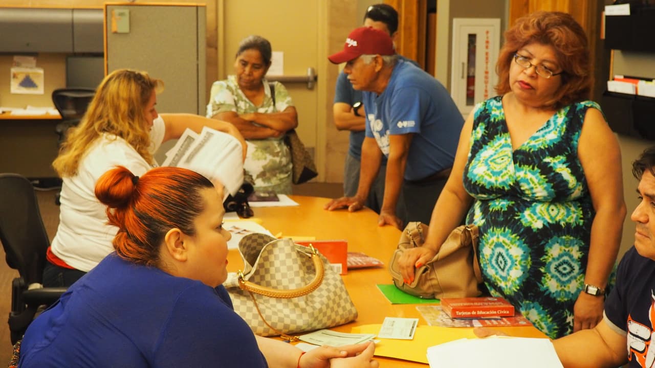 Todo un éxito fue el taller de ciudadanía de Univisión Arizona y Mi Familia Vota, donde unas 250 familias decidieron construir un mejor futuro para ellos, sus familias y la comunidad, comenzando el proceso para naturalizarse, y todo fue completamente gratis. Los asistentes no dudaron en venir a las instalaciones del canal para recibir ayuda con sus trámites de solicitudes de ciudadanía vía petición de naturalización.