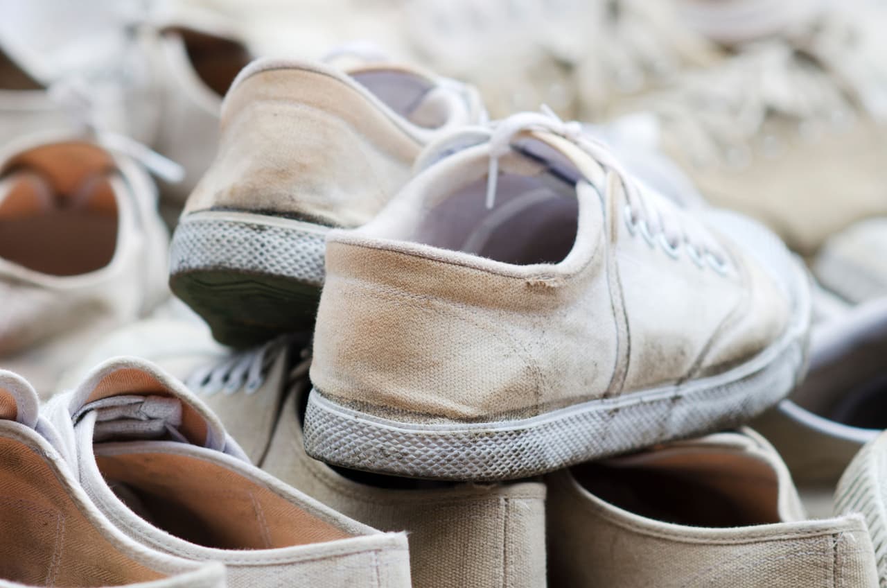 <b>No esperes hasta que estén muy sucios. </b>Es muy común que decidamos lavar nuestro calzado tras varias puestas y cuando ya está muy sucio, pero en el caso de los tenis blancos no te puedes dar este lujo. Te sugerimos limpiarlos cada que te los pongas para que no te resulte tan complicado quitarles las manchas.