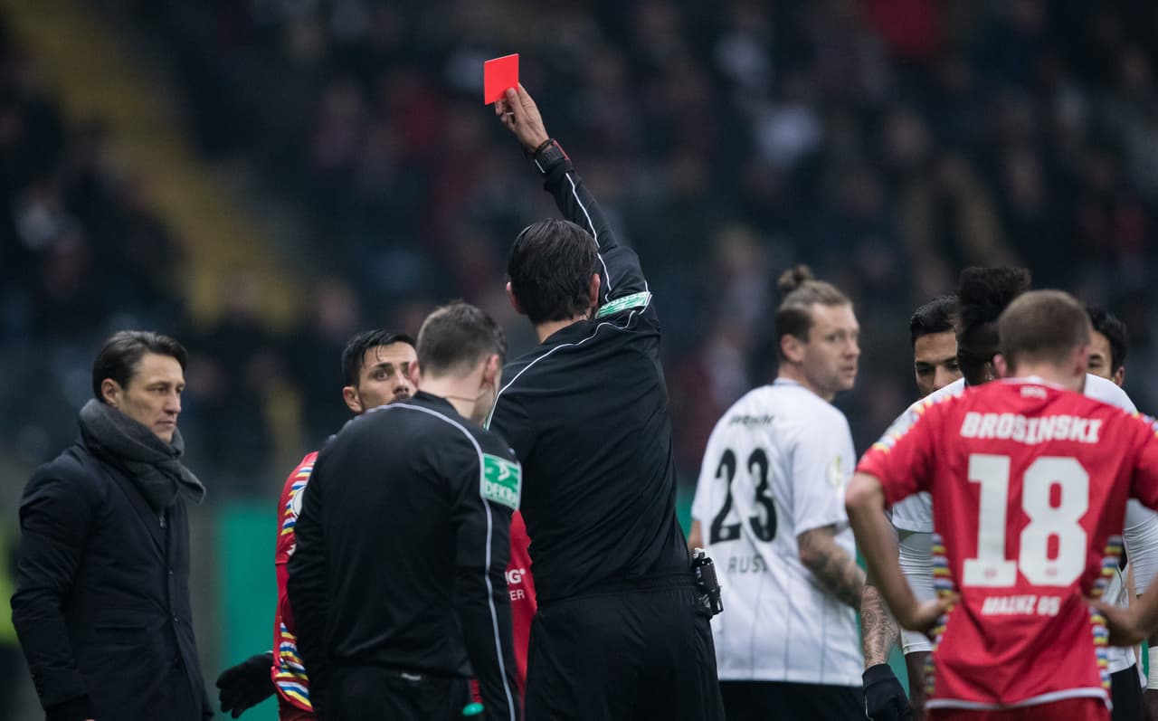 El defensa se fue expulsado con roja directa y dejó a Fabián dolorido, aunque no fue de gravedad.