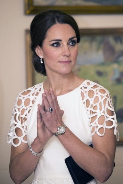 La duquesa de Cambridge nos sorprendió con su elección de vestuario para su visita en la Casa de Gobierno de Canberra, Australia. Pero no crean que enseñó piel de más, para nada. Kate simplemente eligió un diseño más arriesgado de lo que acostumbra. Lució hermosa en un vestido blanco de la diseñadora Lela Rose. Más videos de Chismes aquí.