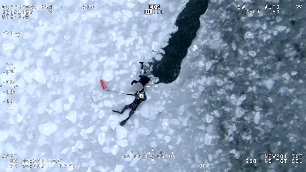 Rescatan a tres jóvenes que cayeron en las congeladas aguas de Jamaica Bay