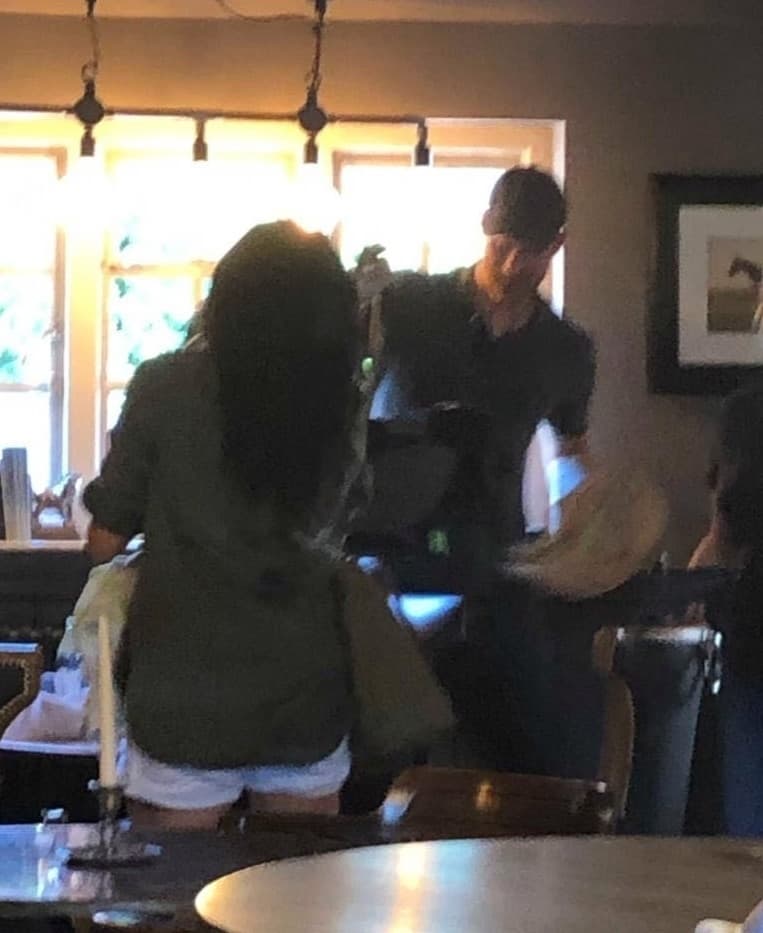 En algunas de las imágenes se observa al príncipe 
<b><a href="https://www.univision.com/famosos/el-principe-harry-viajo-sin-su-hijo-archie-y-admite-que-paso-la-mejor-noche-en-4-meses-fotos" target="_blank">Harry cargando el portabebé de Archie</a></b>, mientras que Meghan Markle sostiene otras cosas del niño.