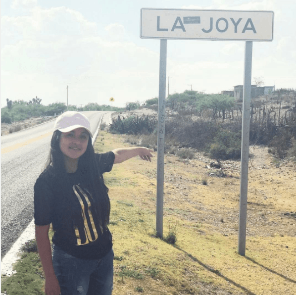 En el vídeo la jovencita aparecía al lado de sus padres, quienes invitaron a todo el mundo a la épica fiesta de la jovencita.