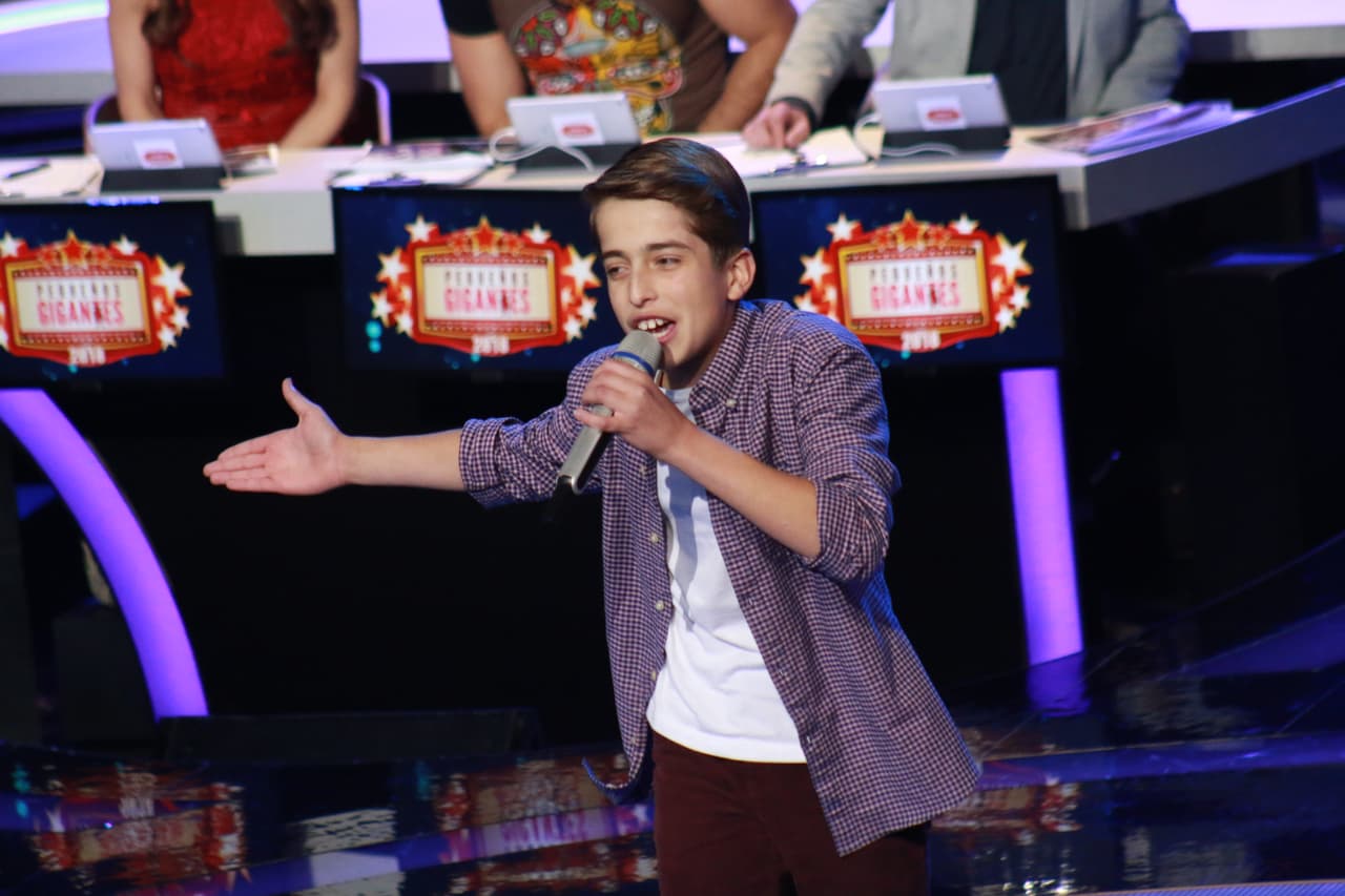 Tuvo que dar lo mejor de ella frente a los jueces pues Alexander Pantoja de 11 años prometía en el escenario. Sin embargo, los jueces escogieron a Camila.