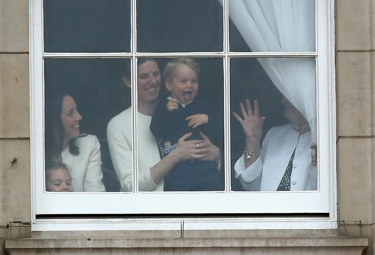 El Príncipe George Alexander Louis feliz desde la ventana.
