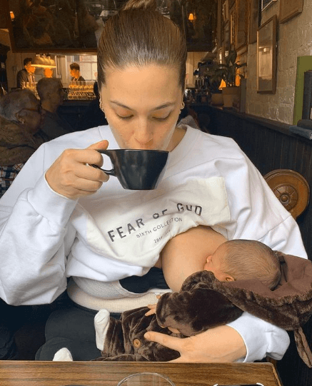El 13 de febrero de 2020, la modelo publicó una fotografía en su cuenta de Instagram en donde está en una cafetería y tiene en brazos a su nene, mientras lo alimenta.
