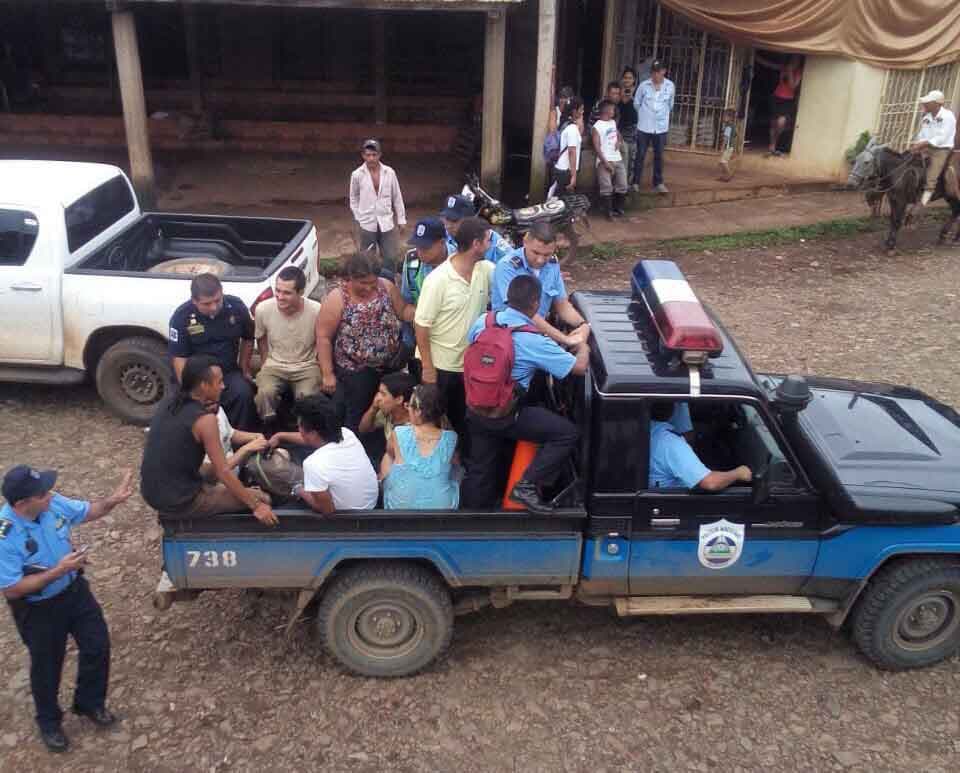 Los activistas fueron detenidos después de que un campesino resultara herido en un accidente en uno de sus talleres.