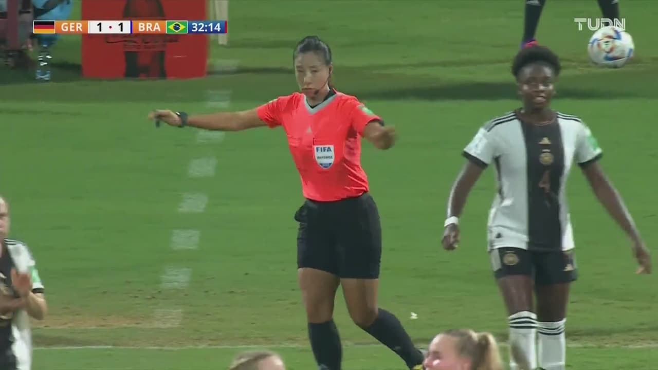 ¡Anulan el empate! Helena anota de cabeza, pero se marca una falta